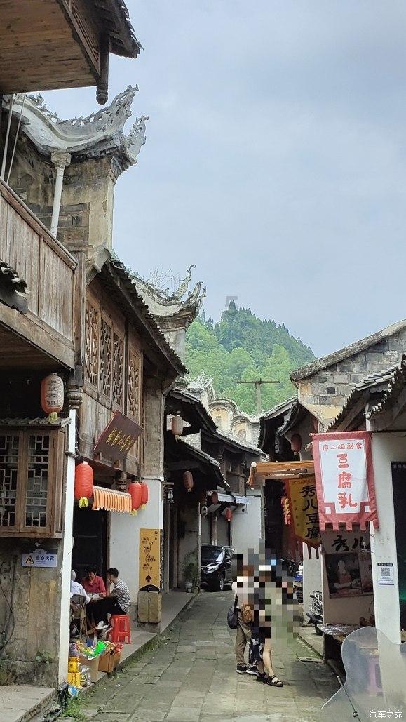 安福路小公主被流量裹挟，撒娇卖萌吐舌头，网友震惊！